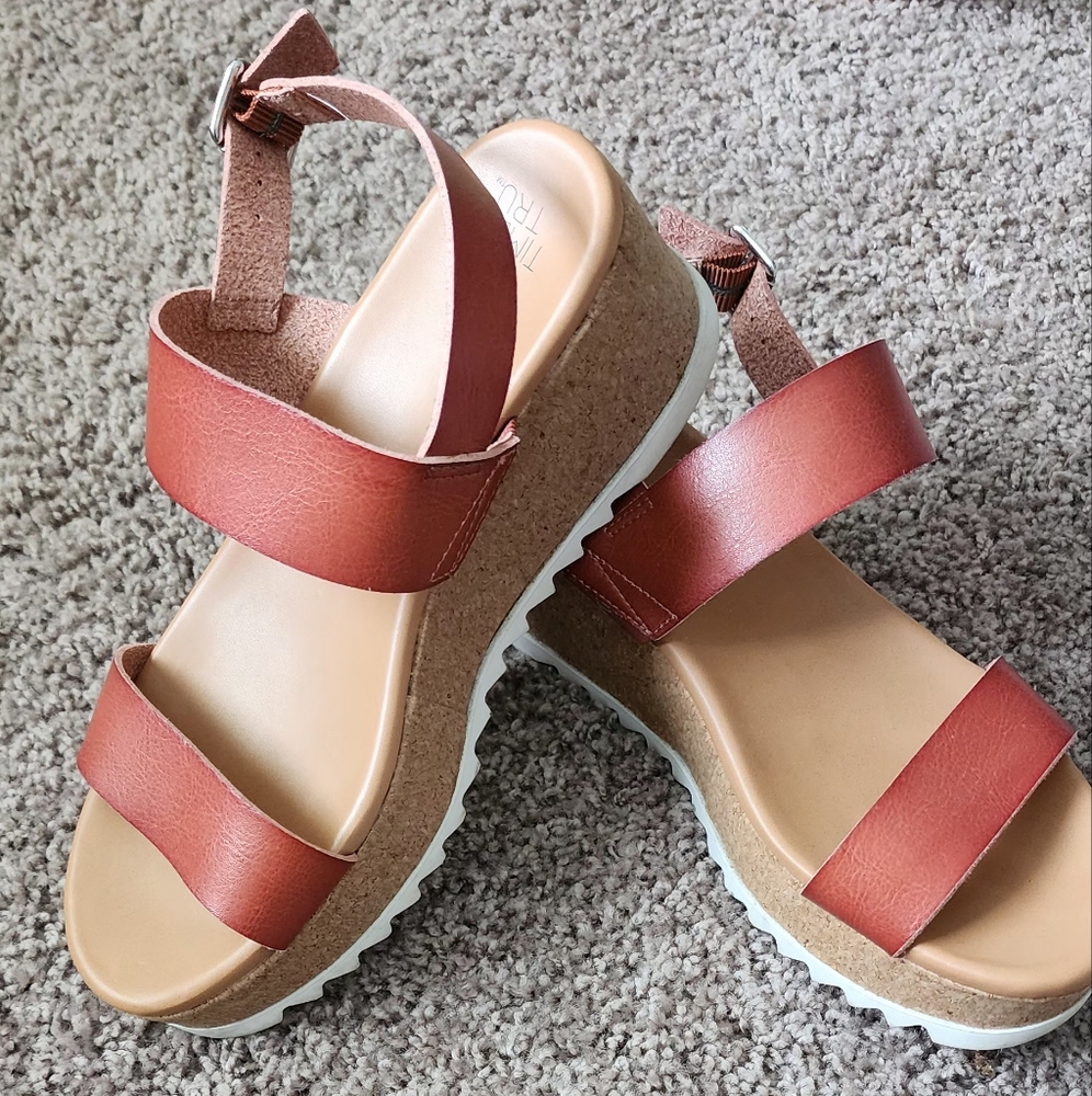 Time And Tru Platforn Sandals